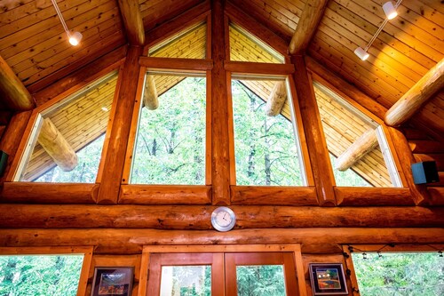 Beautiful Hand-Crafted Log Chalet - Great Views 