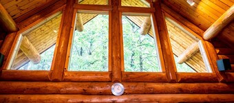 Beautiful Hand-Crafted Log Chalet - Great Views 