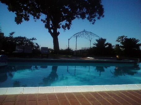 Una piscina al aire libre