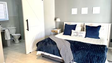Habitación familiar | 1 dormitorio, ropa de cama de alta calidad, minibar y caja fuerte