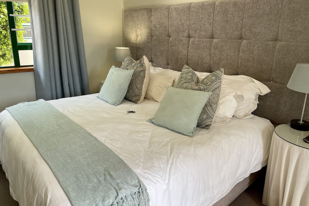 1 غرفة نوم وأغطية فراش متميزة وميني بار وخزنة داخل الغرفة