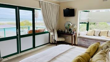 Phòng trăng mật, 1 giường cỡ king, quang cảnh biển | 1 phòng ngủ, bộ đồ giường cao cấp, minibar, két bảo mật tại phòng