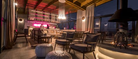 Lobby lounge