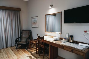 Desk, free WiFi, bed sheets - Karoo Country Inn Hotel (Inxuba Yethemba)