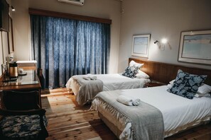 Escritorio, wifi gratis y ropa de cama