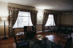 TV - Karoo Country Inn Hotel (Inxuba Yethemba)