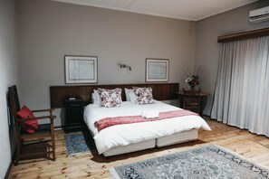 Desk, free WiFi, bed sheets - Karoo Country Inn Hotel (Inxuba Yethemba)
