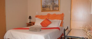 Queen Room - Esme's Guest House (Upington)