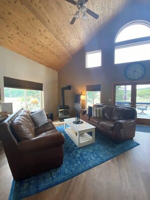 TV, fireplace - Private house:2 acres & river access *No pet fee! (Buena Vista)