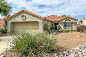 Exterior - Bright home in Sun City with large patio & on-site golf & swimming! (Oro Valley)