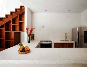 Een koelkast, een magnetron, een oven, een kookplaat