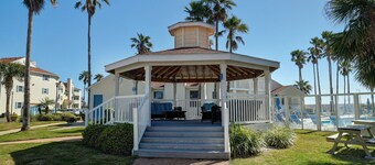 1st FLOOR LARGE 1BR, BEAUTIFUL Beach Getaway!  Pool, Hot Tub, Sauna & More