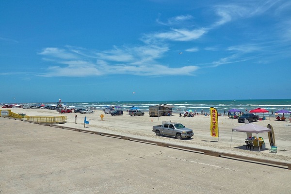 Beach nearby, sun loungers, beach towels