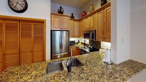 Kühlschrank, Ofen, Herdplatte, Wasserkocher mit Kaffee-/Teezubehör