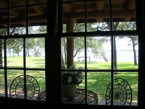 Lakefront Log Home sur 1. 5 acres fermées avec 130 chênes de soixante pieds!