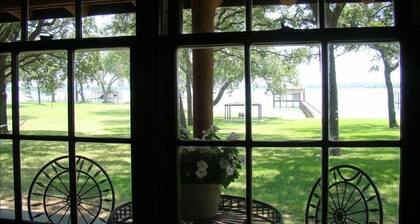 Lakefront Log Home sur 1. 5 acres fermées avec 130 chênes de soixante pieds!