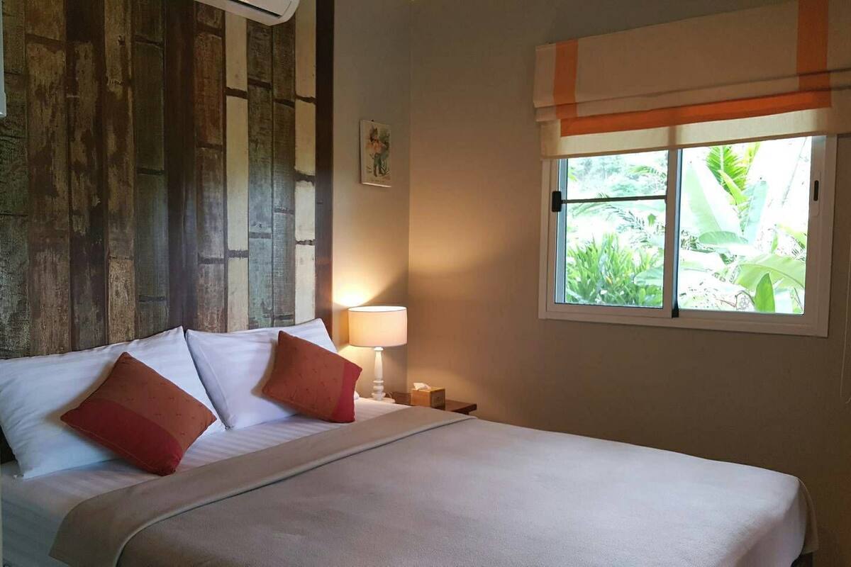 standard double room | blackout curtains