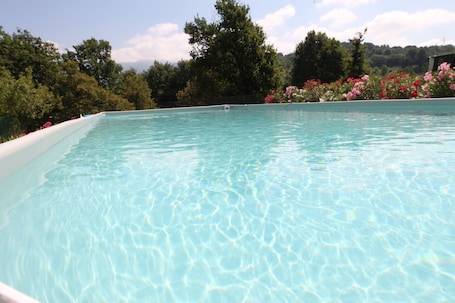 Una piscina al aire libre de temporada