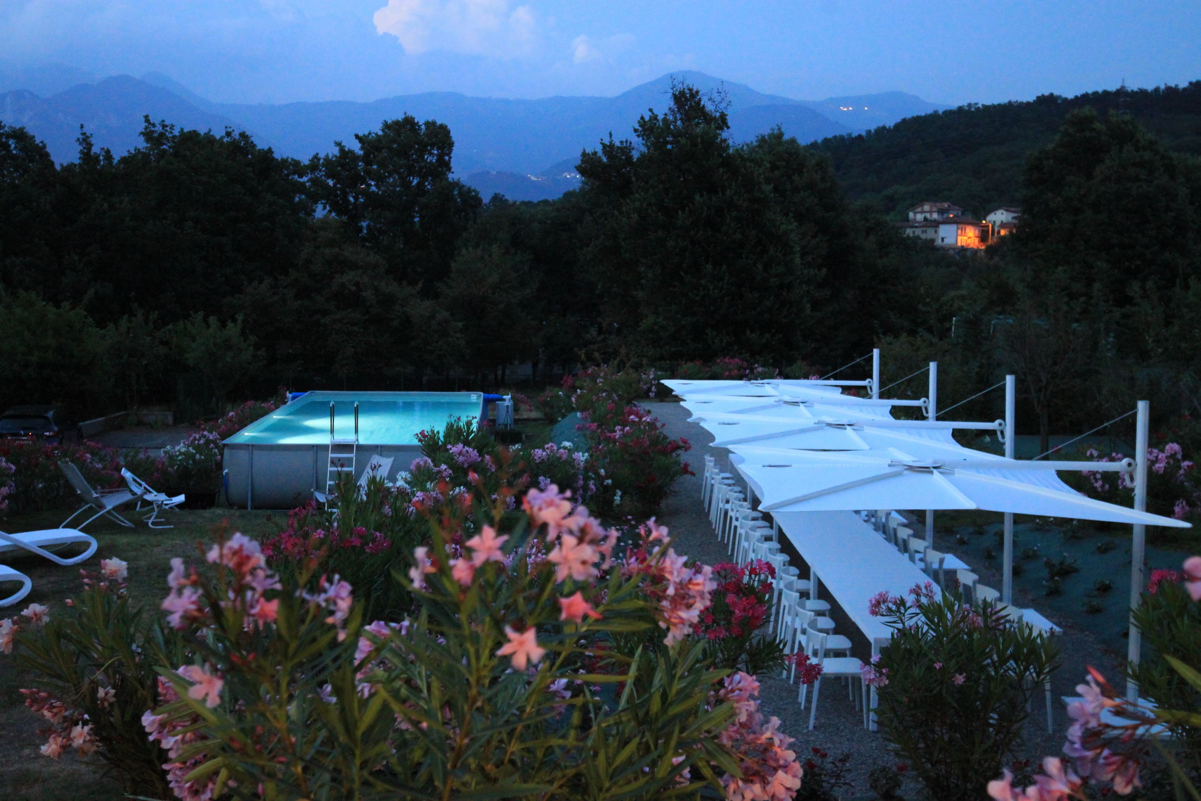 Una piscina al aire libre de temporada