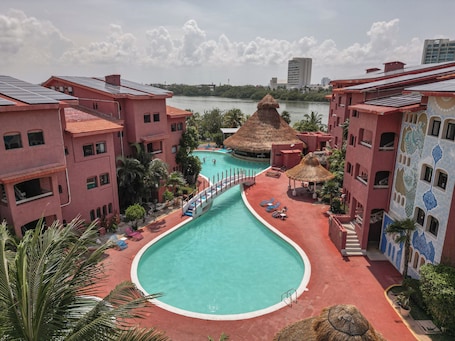 Pool. Nílu Cancun Zona Hotelera by Selina