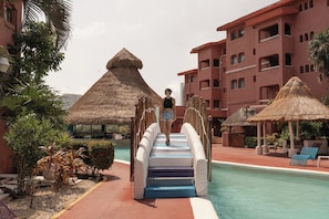 Outdoor pool - Nílu Cancun Zona Hotelera by Selina (Cancun)