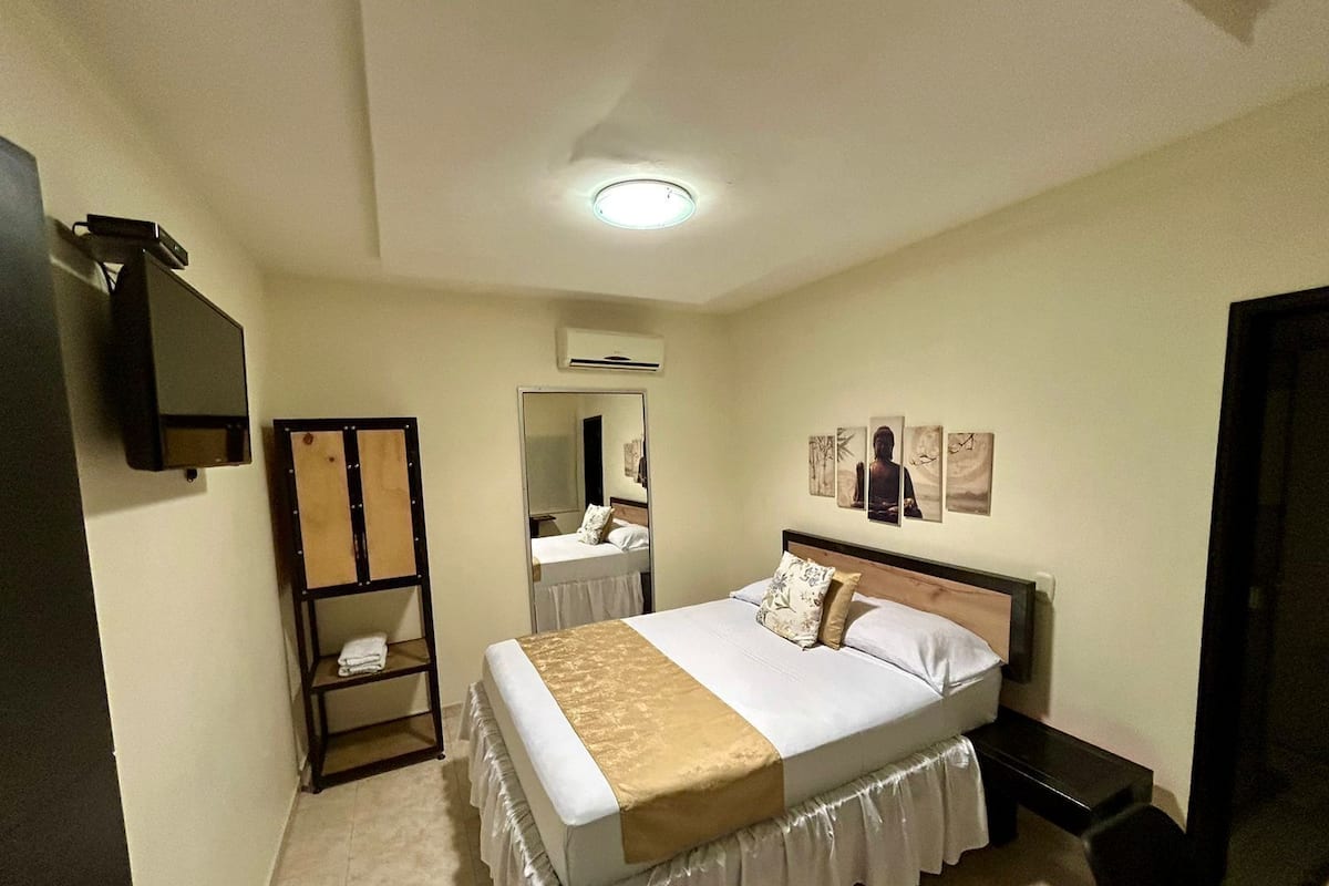 Double Room | Blackout curtains, soundproofing, iron/ironing board, free WiFi