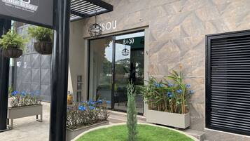 Vista frontal de la propiedad