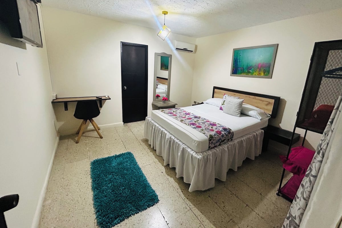 Double Room | Blackout drapes, soundproofing, iron/ironing board, free WiFi