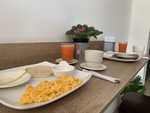 Desayuno continental gratuito y diario