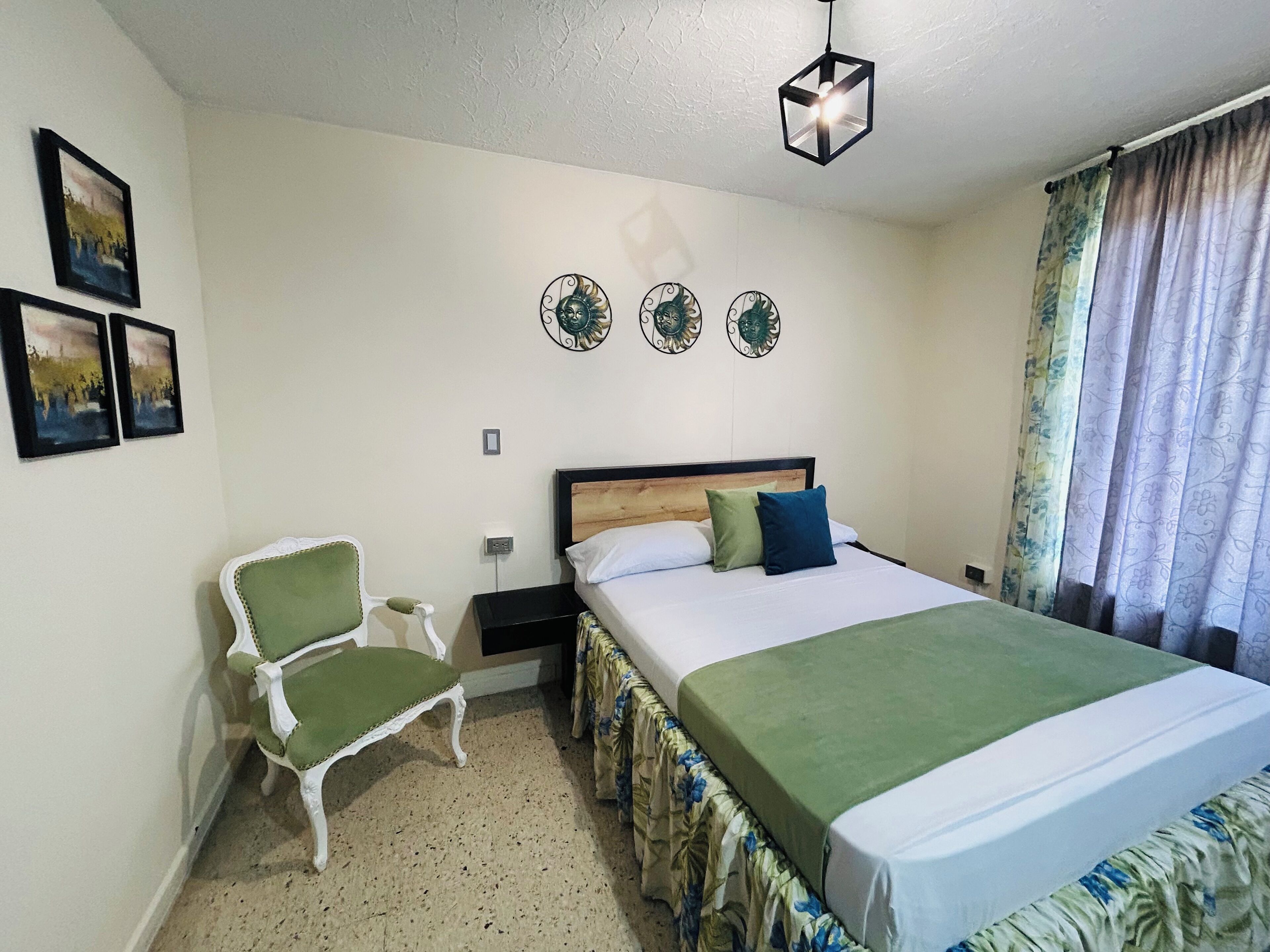 Kahden hengen huone, 2 parisänkyä | Pimennysverhot, äänieristys, silitysrauta/-lauta, ilmainen Wi-Fi