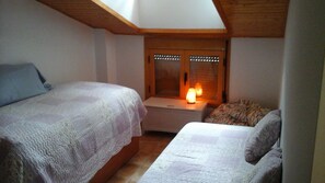 3 bedrooms, Egyptian cotton sheets, premium bedding, down duvets
