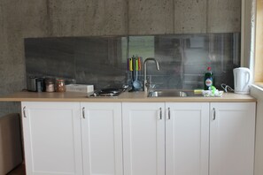 Fridge, microwave, stovetop, cookware/dishes/utensils - Lækjarhus Farm Holidays (Kalfatellsstadhur)