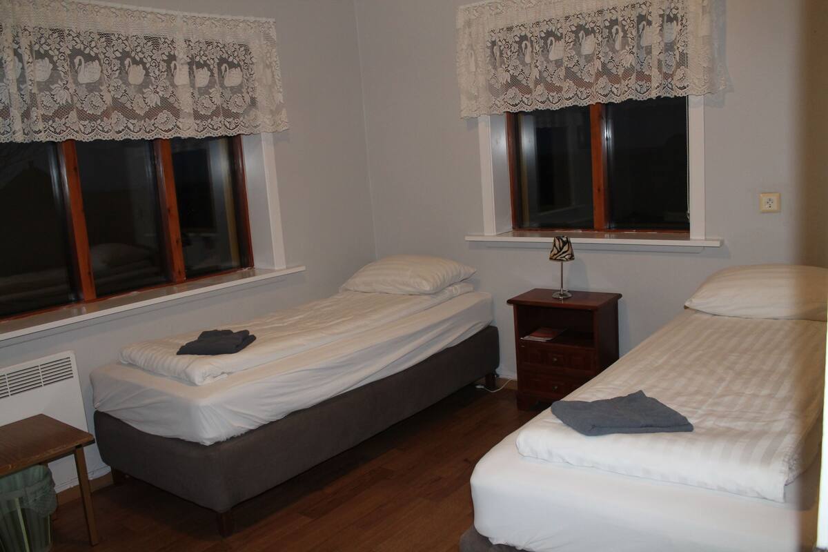 Cortinas opacas, tabla de planchar con plancha, wifi gratis