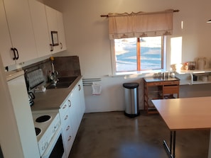 Maison, 4 chambres | Cuisine partagée | Réfrigérateur, four à micro-ondes, surface de cuisson