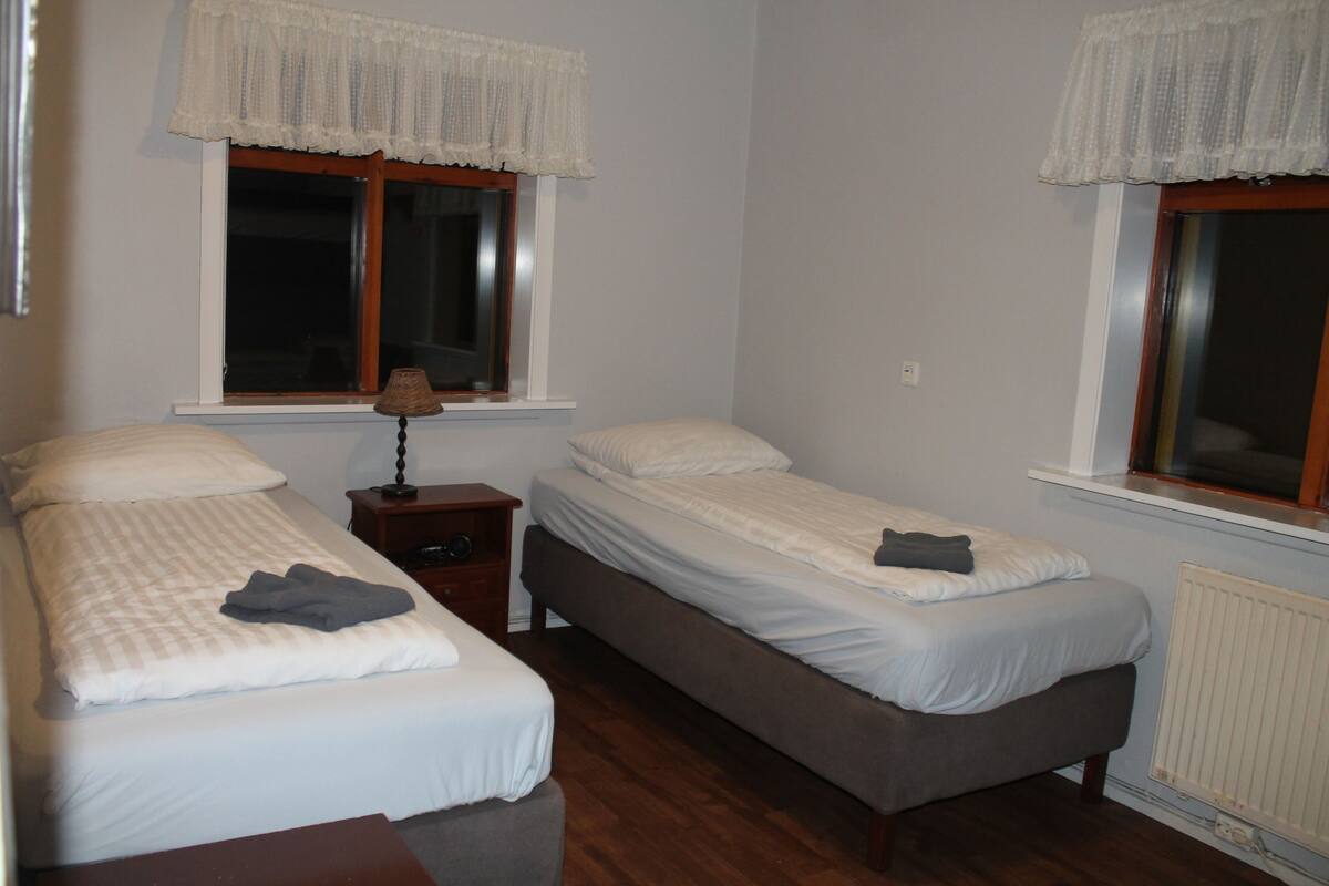 Cortinas opacas, tabla de planchar con plancha, wifi gratis