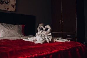 Escritorio, cortinas opacas, wifi gratis