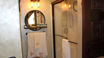 Phòng Deluxe, 1 giường cỡ king, không hút thuốc (The Gold Rush Suite) | Phòng tắm | Máy sấy tóc, áo choàng tắm, khăn tắm