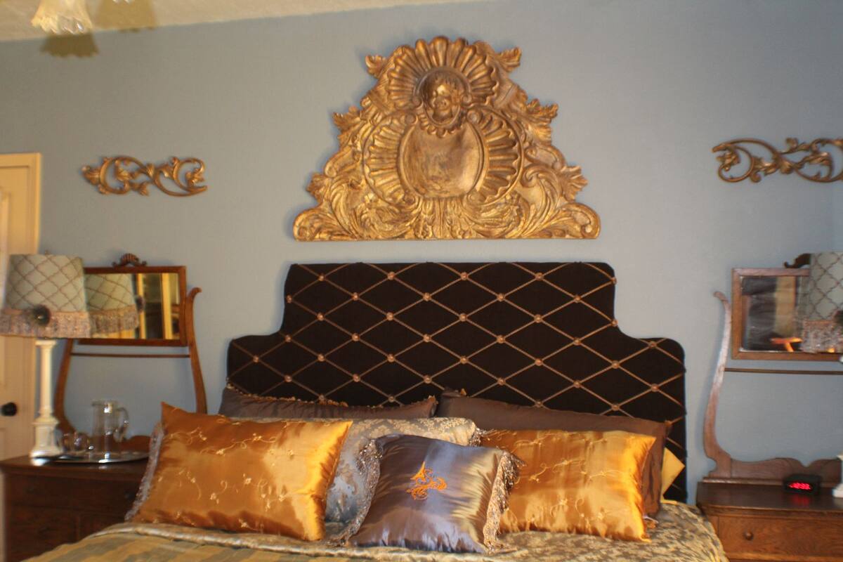 Deluxe Room, 1 King Bed, Non Smoking (The Molly Brown Suite) | Egyptian cotton sheets, memory foam beds, desk