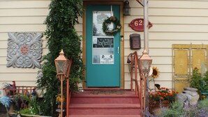 A front entrance with a green door, a welcome wreath, a closed circuit sign, and a number 62 sign. - Amie St.Jéan Bed and Breakfast (Rapid City)