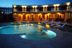 Indoor pool, seasonal outdoor pool, pool umbrellas, sun loungers - Club de Mar Terrazas Cayasta (Reta)