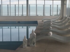 Indoor pool, seasonal outdoor pool, pool umbrellas, sun loungers - Club de Mar Terrazas Cayasta (Reta)