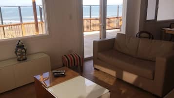 Apartamento Premium, 1 habitación, baño privado | Zona de estar | Televisión LCD de 32 pulgadas con canales por cable, una televisión