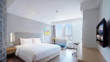 Standard Room, 1 King Bed (High Floor) | In-room safe, desk, soundproofing, free WiFi