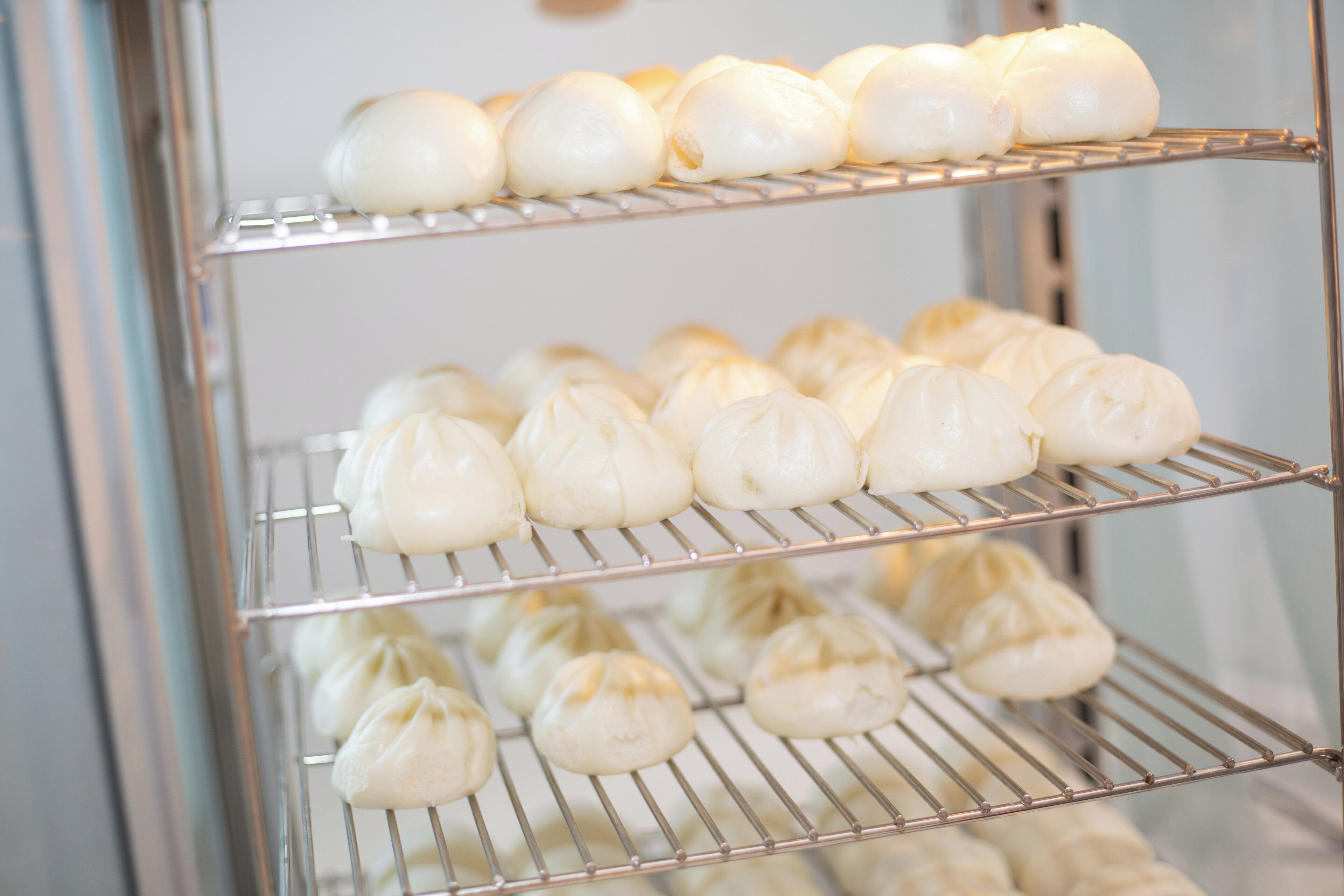 Dampfende Brötchen auf einem Drahtgestell.