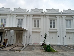 Front of property - T-Rooms Homestay (Palembang)