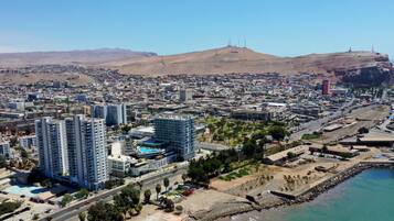 Vista frontal de la propiedad