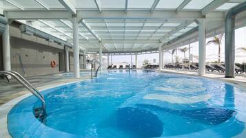 2 albercas techadas, 4 albercas al aire libre y sombrillas en la alberca