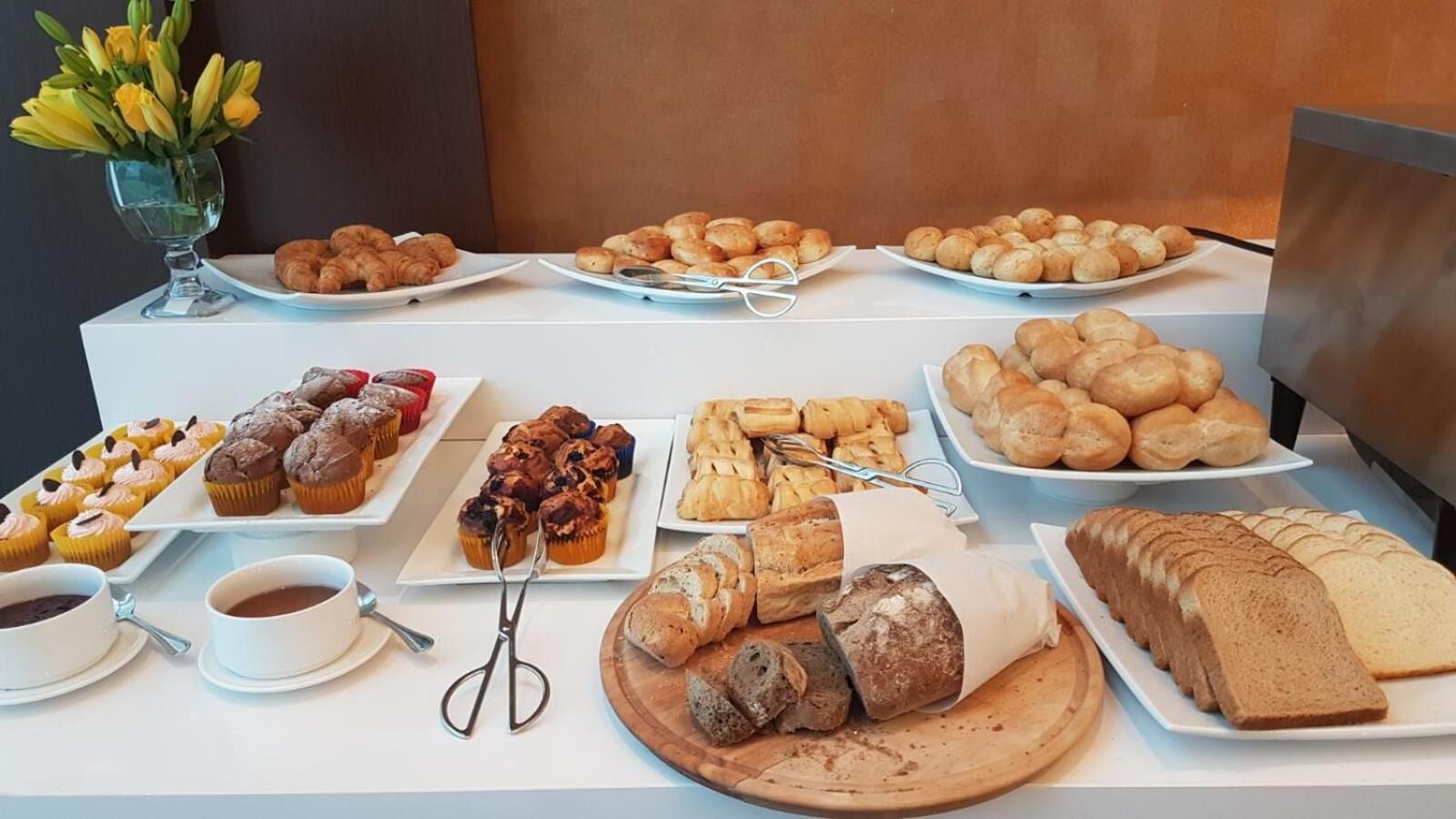 2 restaurants, breakfast, lunch, dinner served; international cuisine