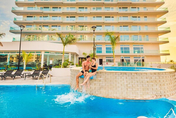 2 piscinas techadas, 4 piscinas al aire libre, sombrillas