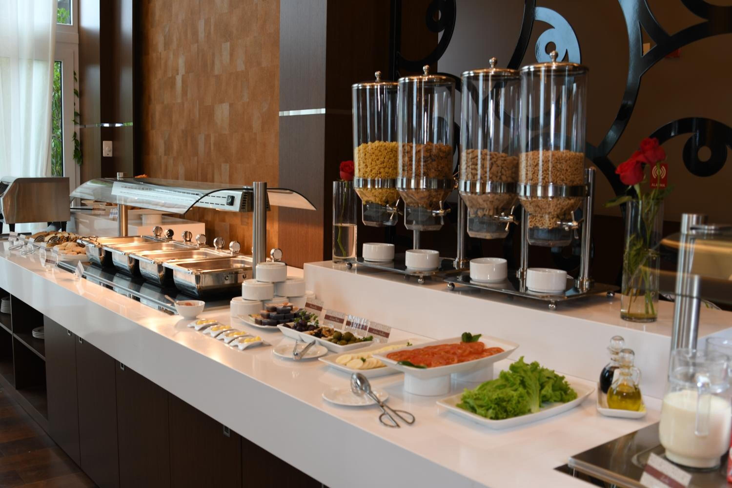 2 restaurants, breakfast, lunch, dinner served; international cuisine